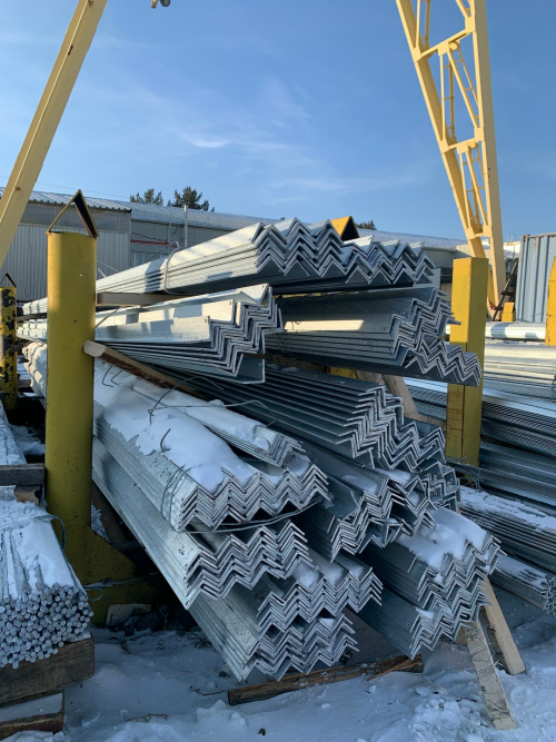 Оцинкованный угол на складе Град Сталь.